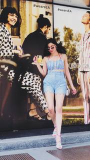 Divya Khossla feet photo thumbnail