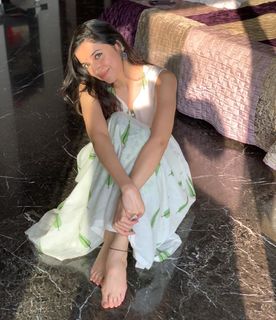 Divya Khossla feet photo thumbnail