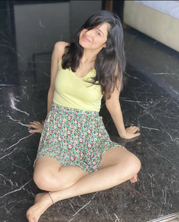 Divya Khossla feet photo thumbnail