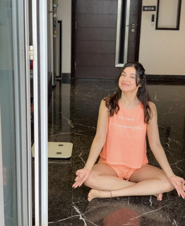 Divya Khossla feet photo thumbnail