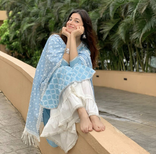 Divya Khossla feet photo thumbnail