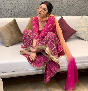 Divya Khossla feet photo thumbnail