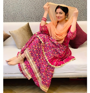 Divya Khossla feet photo thumbnail