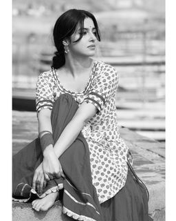 Divya Khossla feet photo thumbnail