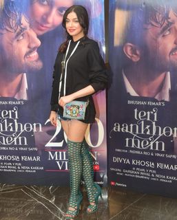 Divya Khossla feet photo thumbnail