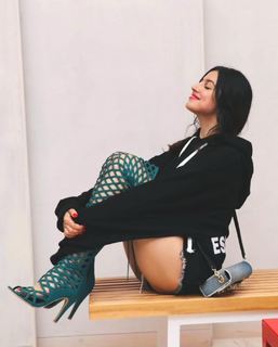 Divya Khossla feet photo thumbnail