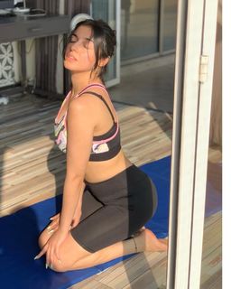 Divya Khossla feet photo thumbnail