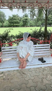 Divya Khossla feet photo thumbnail