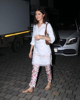 Divya Khossla feet photo thumbnail