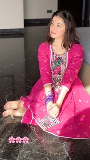 Divya Khossla feet photo thumbnail