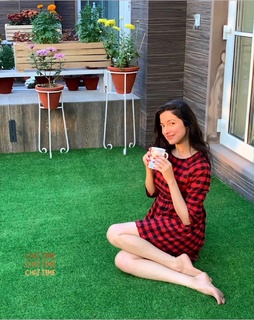 Divya Khossla feet photo thumbnail