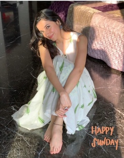 Divya Khossla feet photo thumbnail