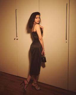 Divya Khossla feet photo thumbnail