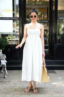 Divya Khossla feet photo thumbnail