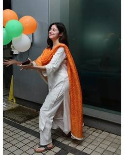 Divya Khossla feet photo thumbnail