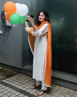 Divya Khossla feet photo thumbnail