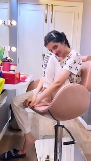 Divya Khossla feet photo thumbnail