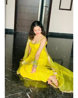 Divya Khossla feet photo thumbnail