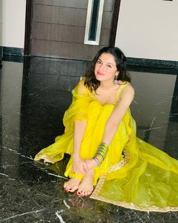 Divya Khossla feet photo thumbnail