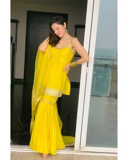 Divya Khossla feet photo thumbnail