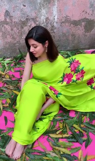 Divya Khossla feet photo thumbnail