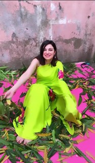 Divya Khossla feet photo thumbnail