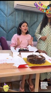 Divya Khossla feet photo thumbnail