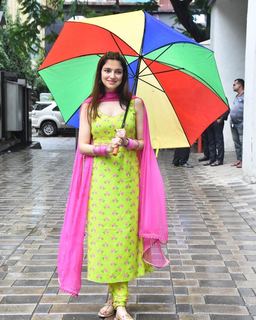 Divya Khossla feet photo thumbnail