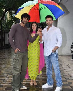 Divya Khossla feet photo thumbnail