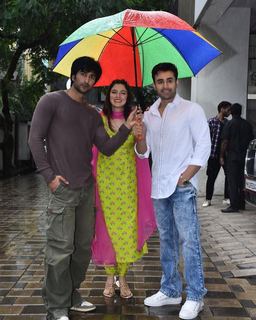 Divya Khossla feet photo thumbnail