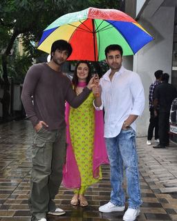 Divya Khossla feet photo thumbnail