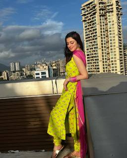 Divya Khossla feet photo thumbnail