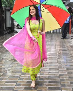 Divya Khossla feet photo thumbnail