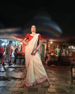 Divya Khossla feet photo thumbnail