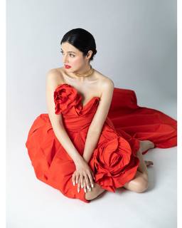 Divya Khossla feet photo thumbnail