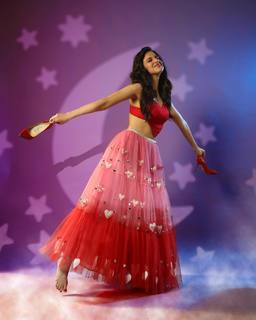 Divya Khossla feet photo thumbnail