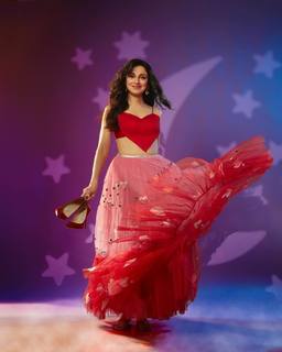 Divya Khossla feet photo thumbnail