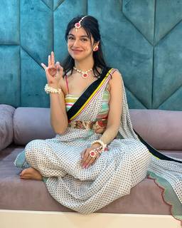 Divya Khossla feet photo thumbnail