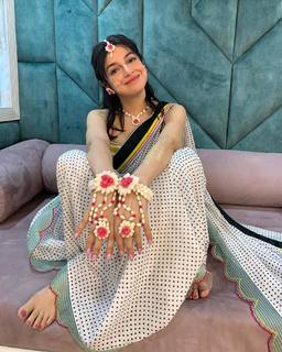 Divya Khossla feet photo thumbnail