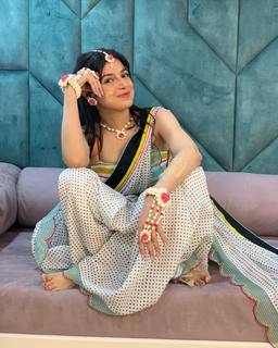 Divya Khossla feet photo thumbnail