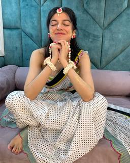 Divya Khossla feet photo thumbnail