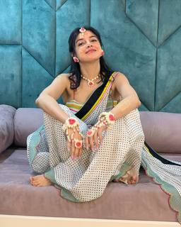 Divya Khossla feet photo thumbnail