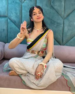 Divya Khossla feet photo thumbnail