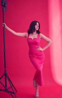 Divya Khossla feet photo thumbnail