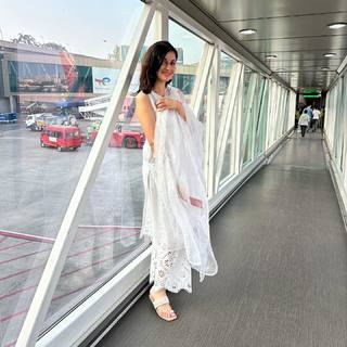 Divya Khossla feet photo thumbnail