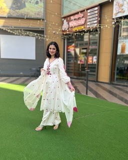 Divya Khossla feet photo thumbnail