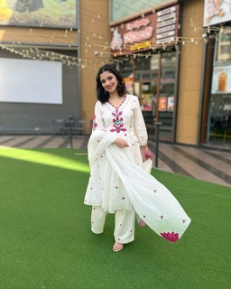 Divya Khossla feet photo thumbnail