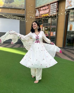 Divya Khossla feet photo thumbnail