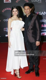 Divya Khossla feet photo thumbnail