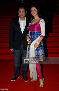 Divya Khossla feet photo thumbnail